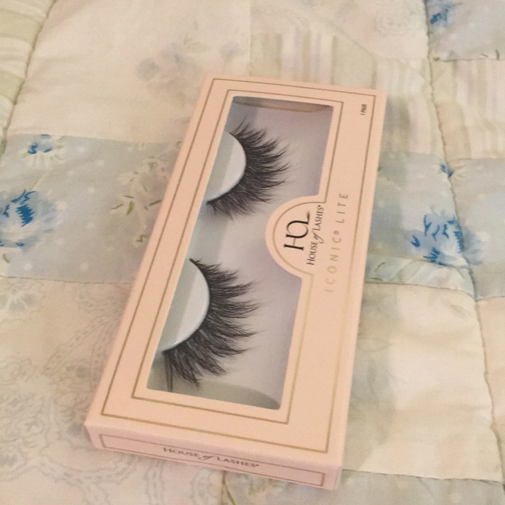 ICONIC LITE Lashes - Picture 3 of 4